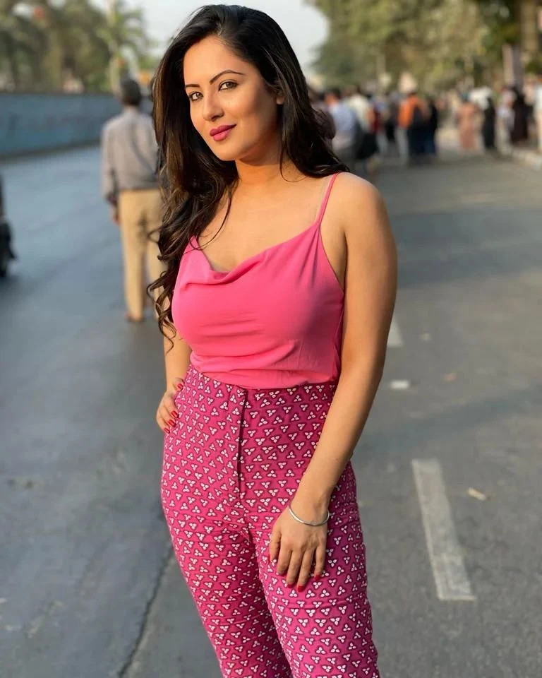 Puja Banerjee curvy body pink outfit Puja Banerjee curvy body pink outfit
