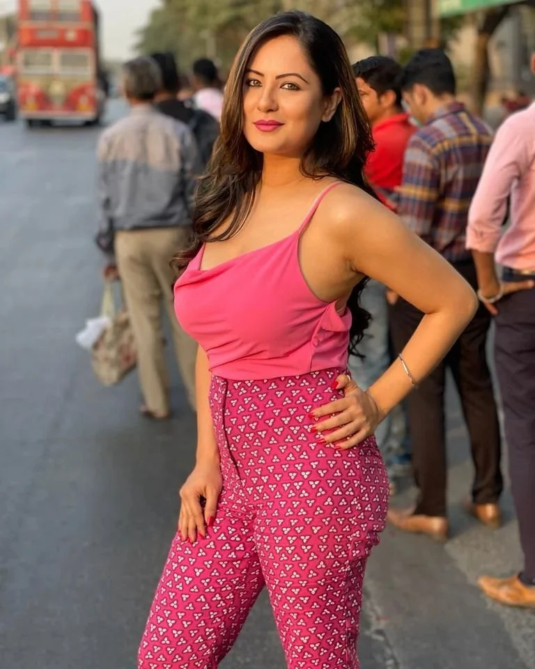 Puja Banerjee curvy body pink outfit Puja Banerjee curvy body pink outfit