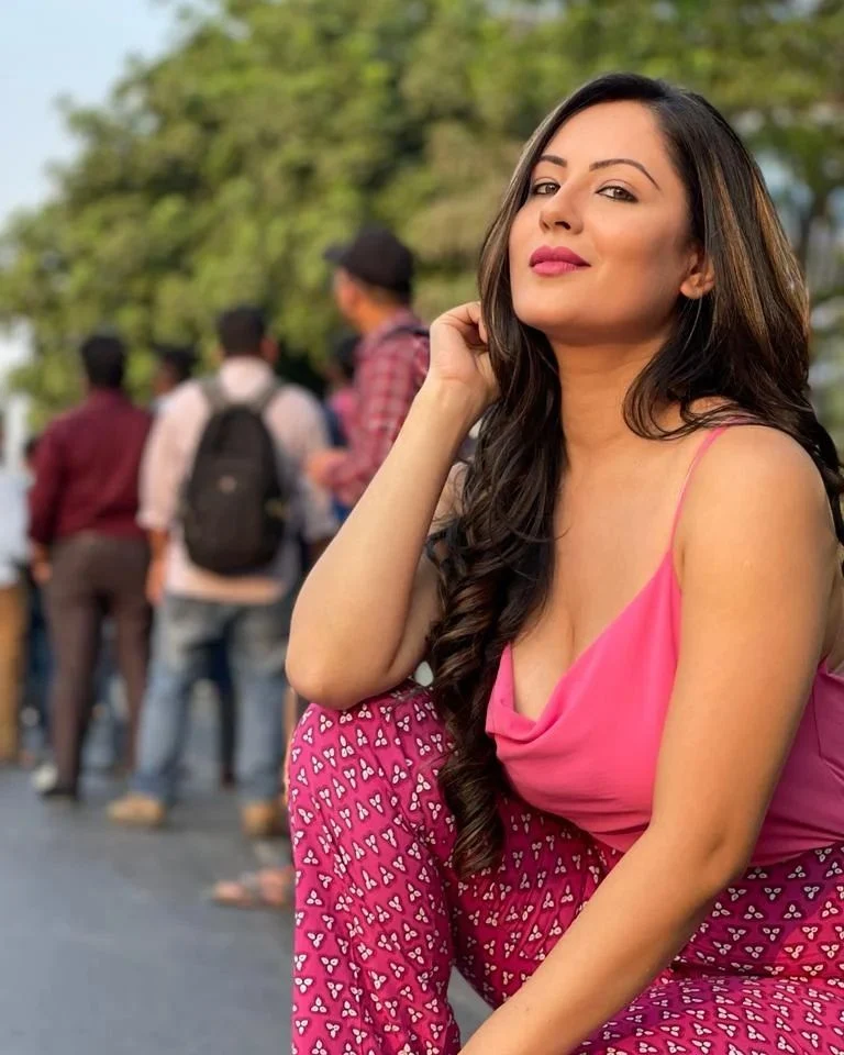 Puja Banerjee curvy body pink outfit Puja Banerjee curvy body pink outfit