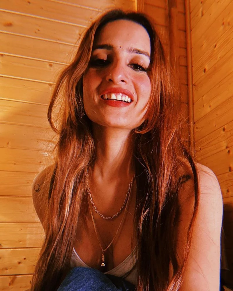 rashmeet-kaur-cleavage-hot-singer-202832