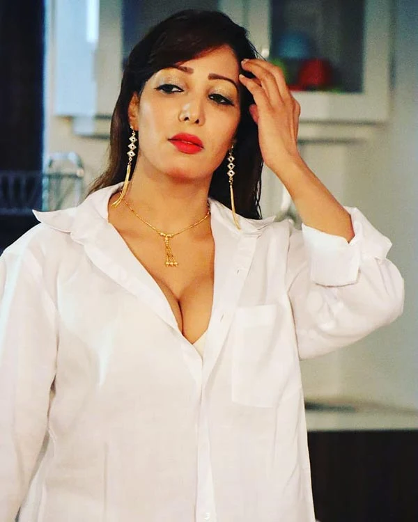 Ruby Ahmed cleavage hot actress Ruby Ahmed cleavage hot actress