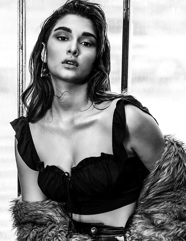 Saiee Manjrekar hot actress Saiee Manjrekar cleavage hot actress