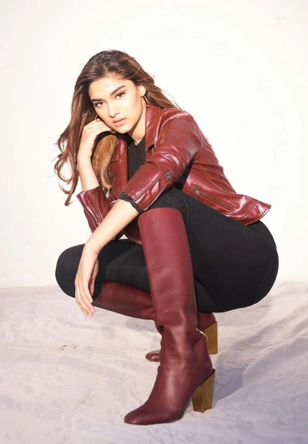 Saiee Manjrekar hot actress Saiee Manjrekar curvy body hot actress