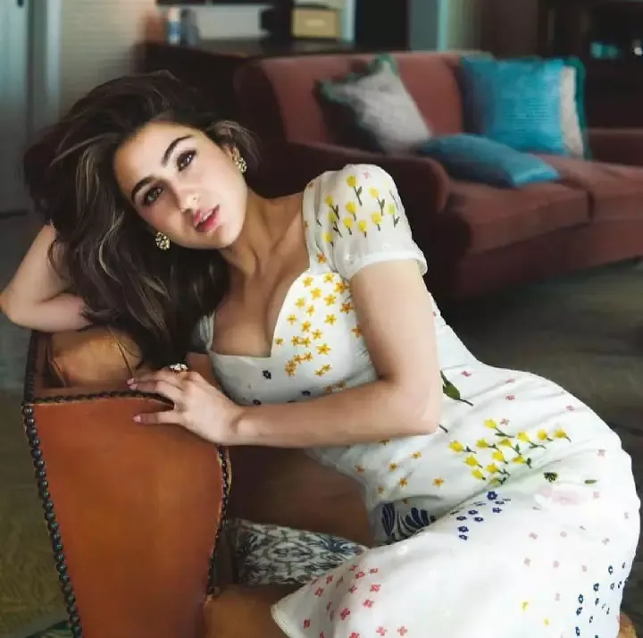 sara ali khan cleavage busty indian actress sara ali khan cleavage busty indian actress