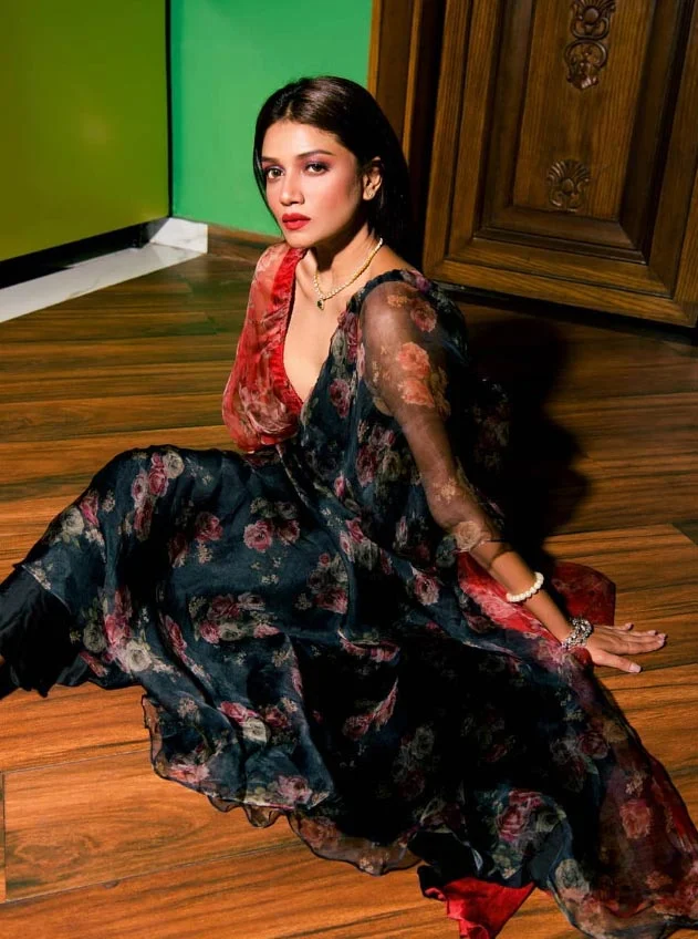 Sauraseni Maitra saree hot actress taj web series Sauraseni Maitra saree hot actress taj web series