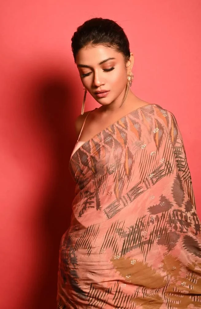Sauraseni Maitra saree hot actress taj web series Sauraseni Maitra saree hot actress taj web series