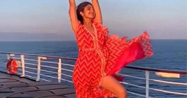 Shilpa Shetty’s wardrobe malfunction oops moment – watch video.