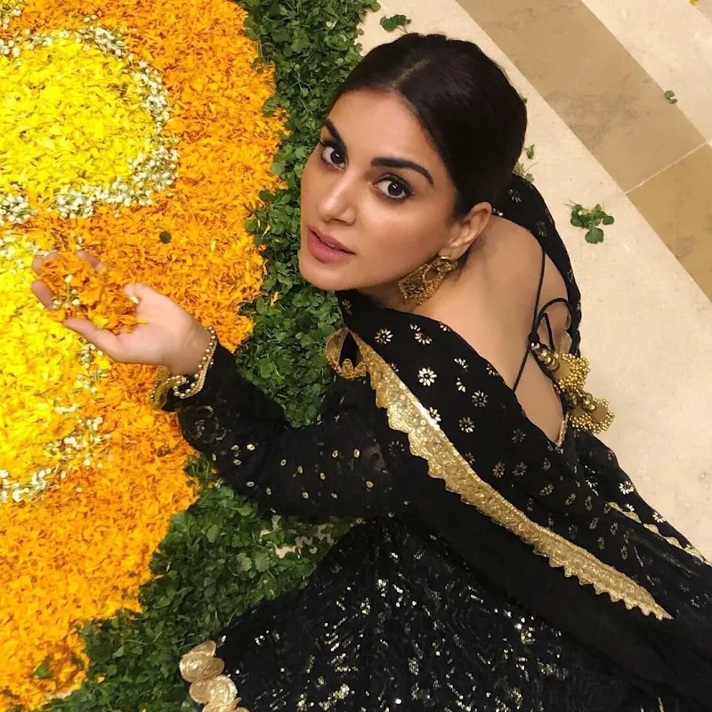 Shraddha Arya backless black suit preeta kundali bhagya Shraddha Arya backless black suit preeta kundali bhagya