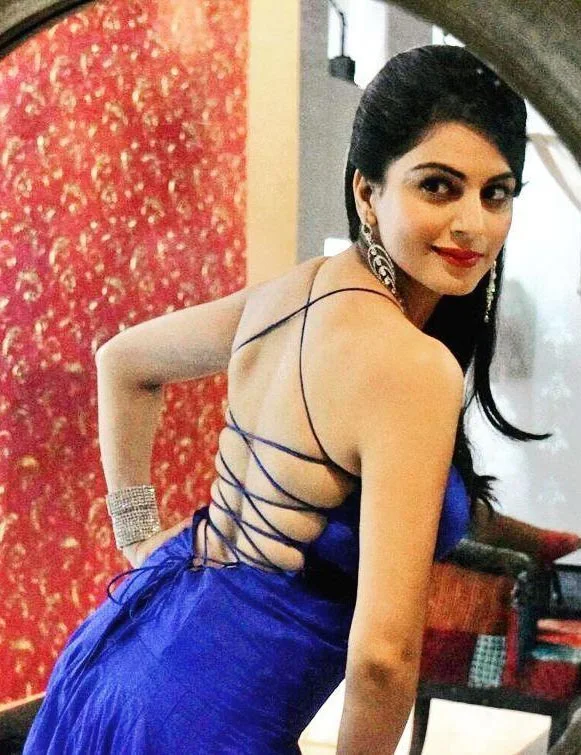 shraddha arya backless dress hot tv actress shraddha arya backless dress hot tv actress