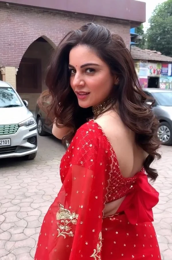 shraddha arya backless saree hot tv actress shraddha arya backless saree hot tv actress
