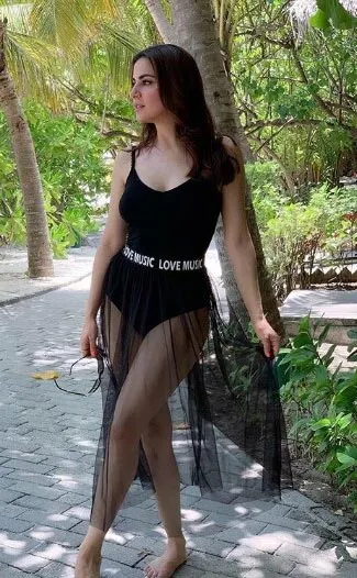 Shraddha Arya legs black dress preeta kundali bhagya Shraddha Arya legs black dress preeta kundali bhagya