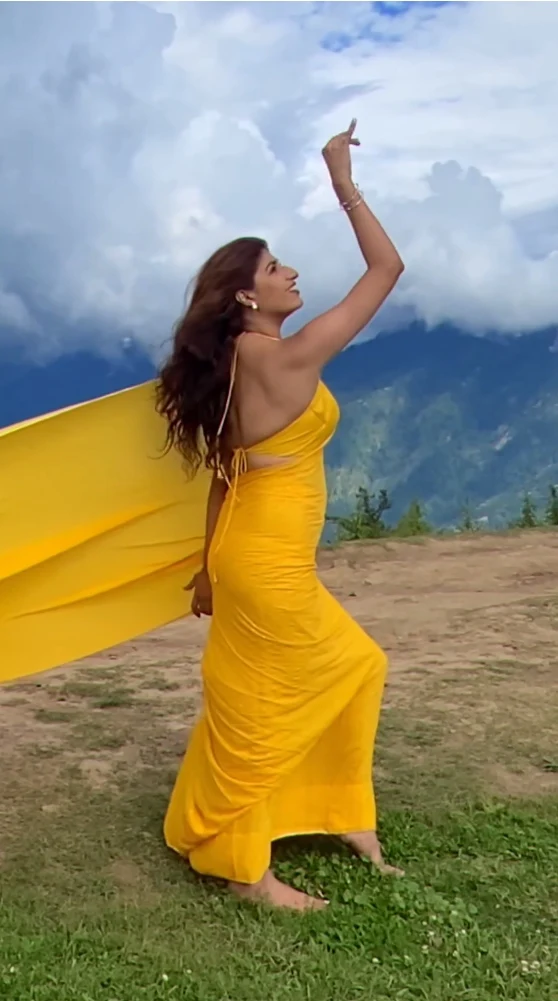 Shreya Mehta backless saree hot actress