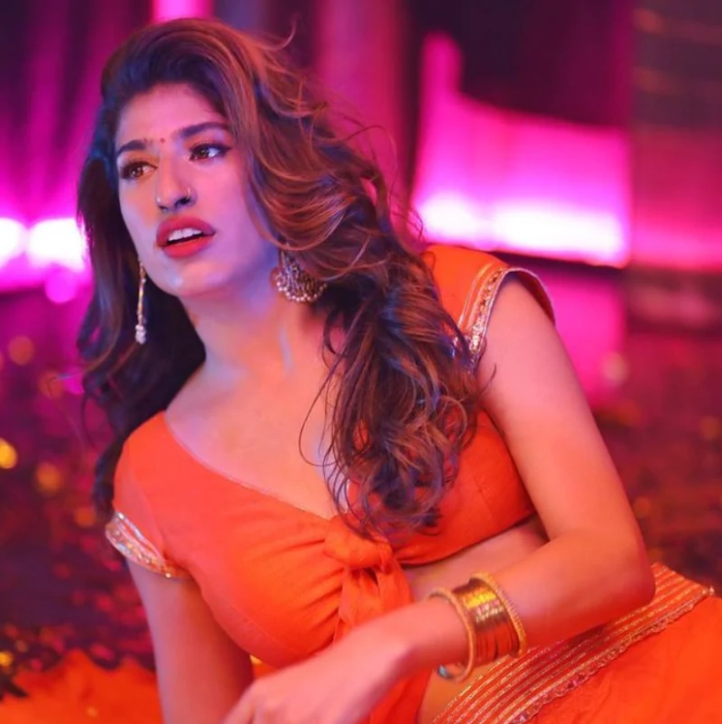 Shreya Mehta cleavage saree hot actress