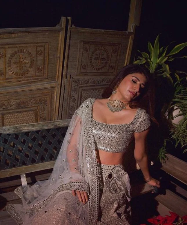 Shreya Mehta cleavage saree hot actress