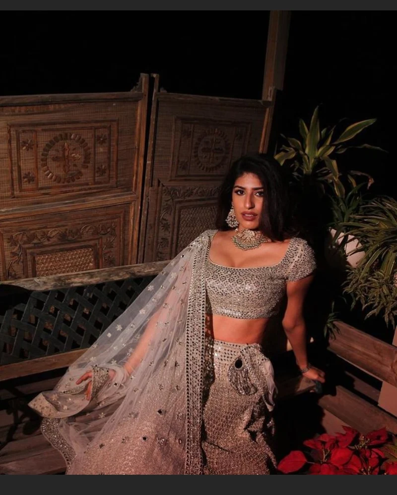 Shreya Mehta cleavage saree hot actress