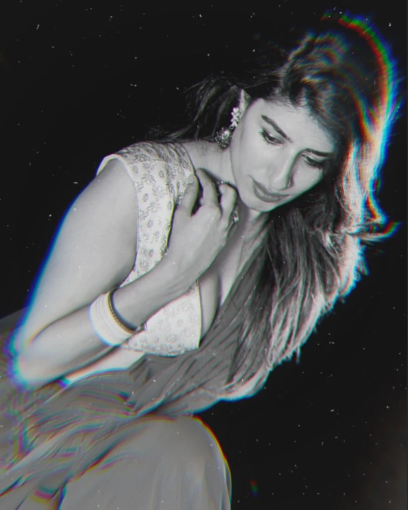 Shreya Mehta cleavage saree hot actress