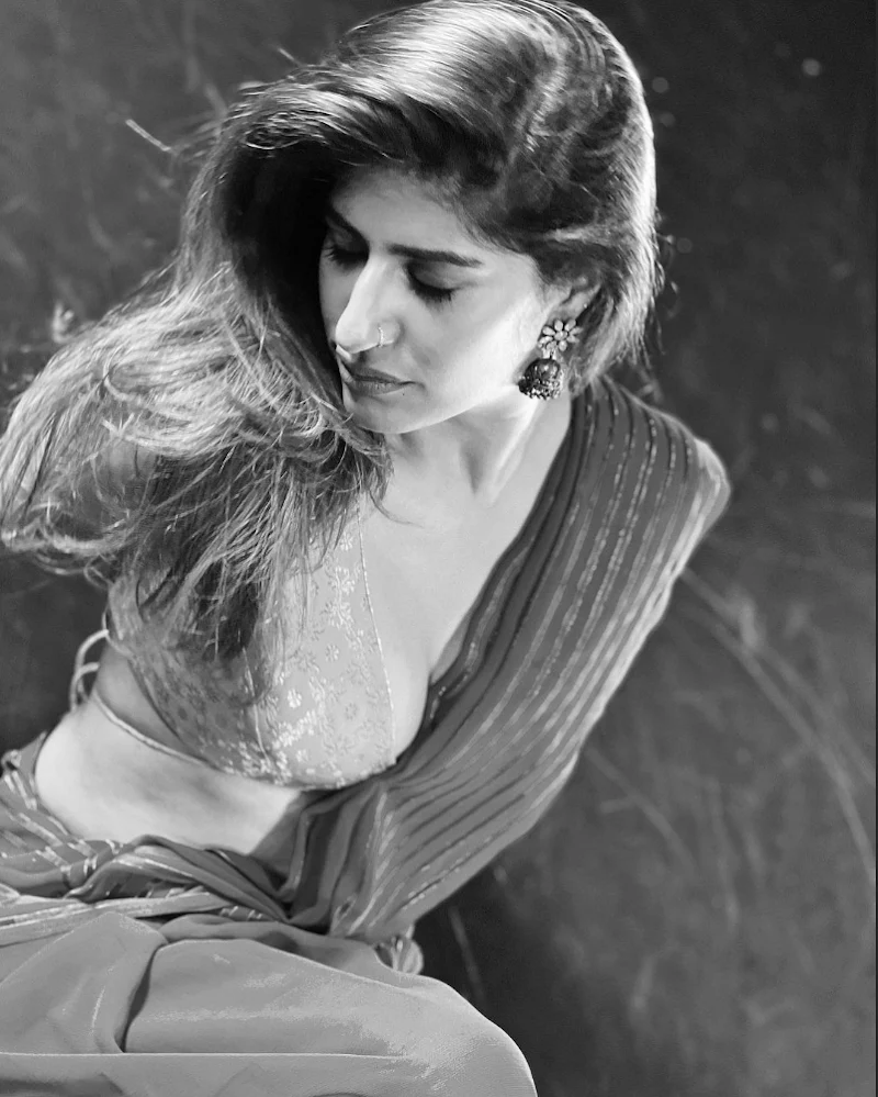 Shreya Mehta cleavage saree hot actress