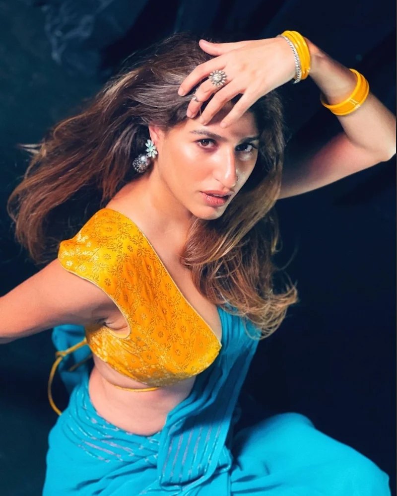 Shreya Mehta cleavage saree hot actress