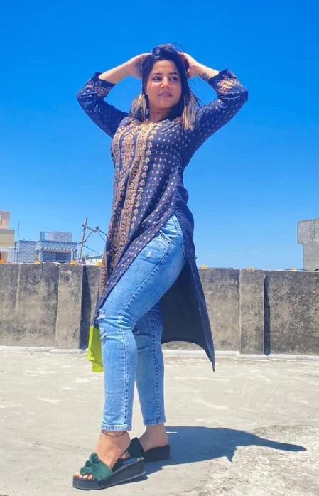 Sonali Pandita curvy hot actress Sonali Pandita curvy hot actress