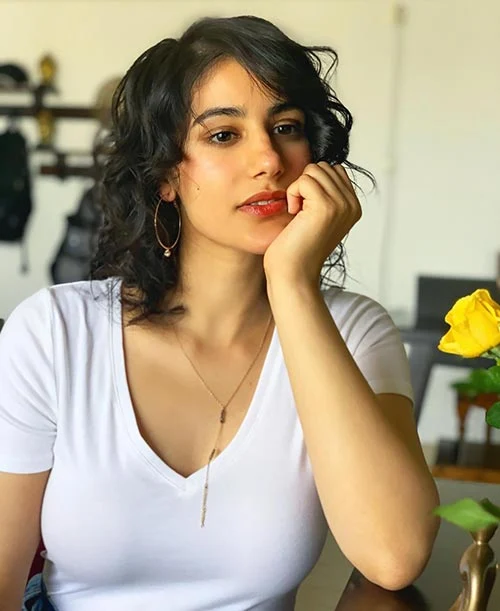 Sonia Rathee hot actress broken but beautiful Sonia Rathee hot actress broken but beautiful