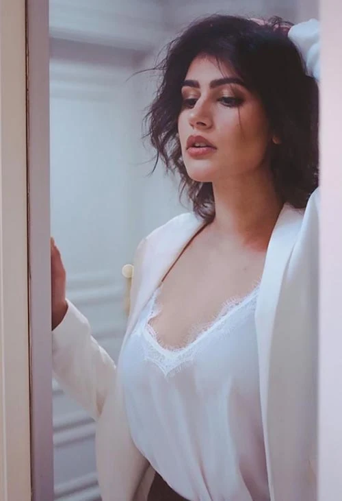 Sonia Rathee hot actress broken but beautiful Sonia Rathee hot actress broken but beautiful