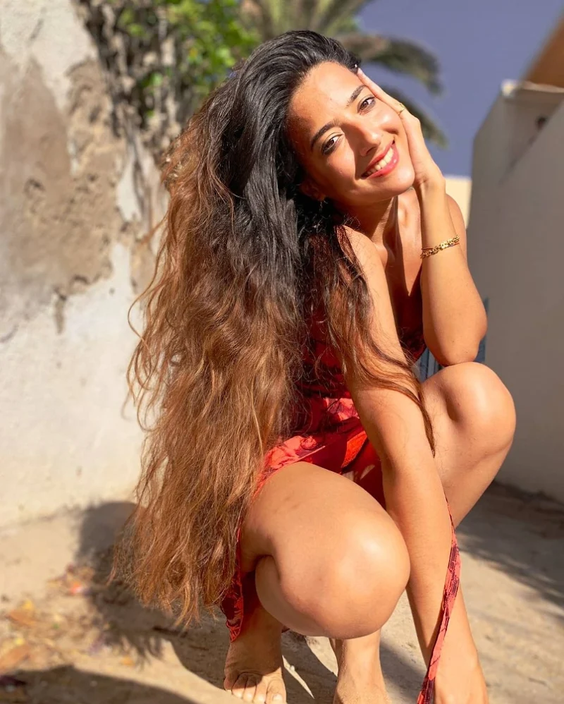 Soundous Moufakir sexy legs hot actress Soundous Moufakir sexy legs hot actress