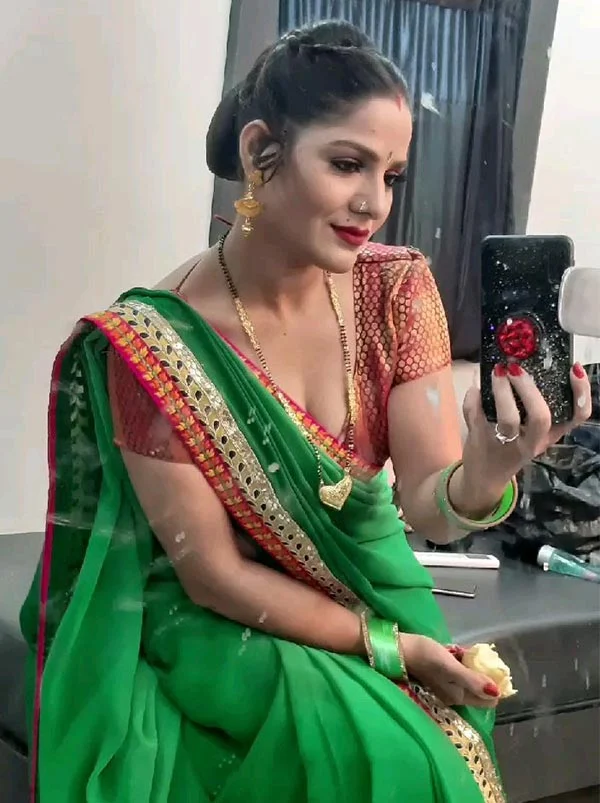 suman singh cleavage actress indian web series suman singh cleavage actress indian web series
