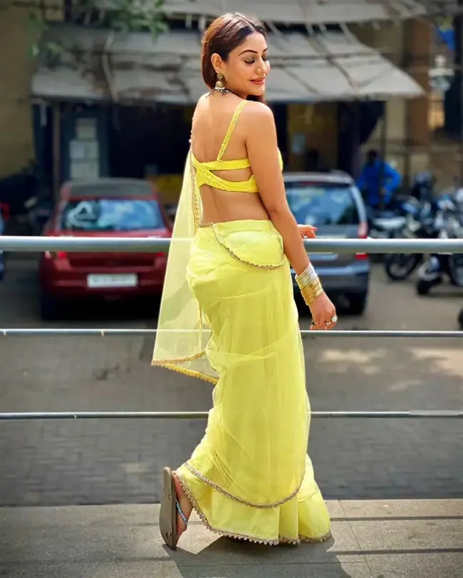 Surbhi Chandna backless saree tv actress