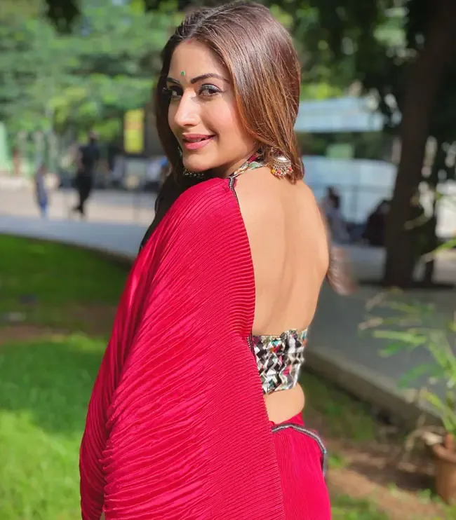 Surbhi Chandna backless saree tv actress