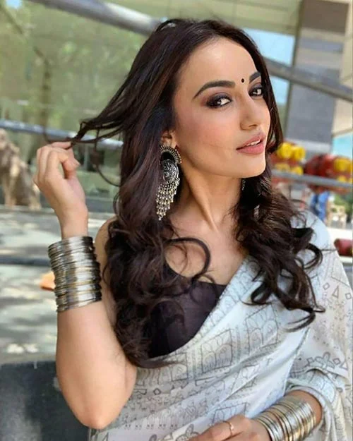 Surbhi Jyoti saree hot photos Surbhi Jyoti saree hot photos