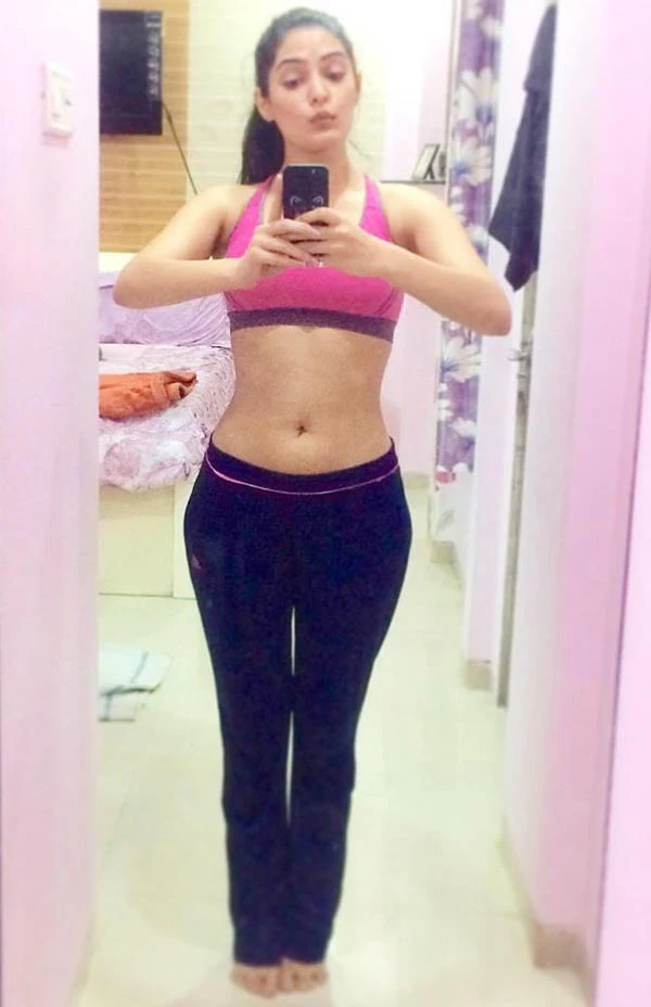 Swati Bakshi navel hot photos