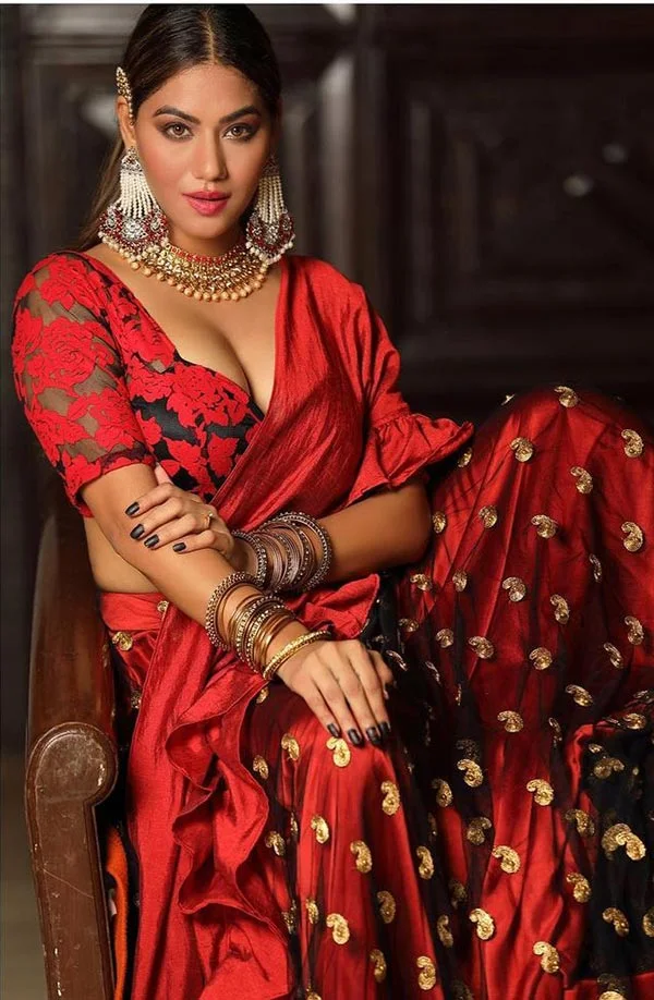 Tanya Desai saree ullu hot actress Tanya Desai cleavage saree ullu hot actress