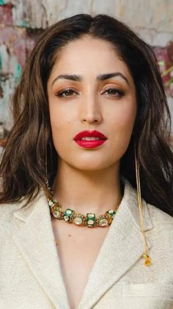 yami gautam rosy red lips bollywood actress yami gautam rosy red lips bollywood actress
