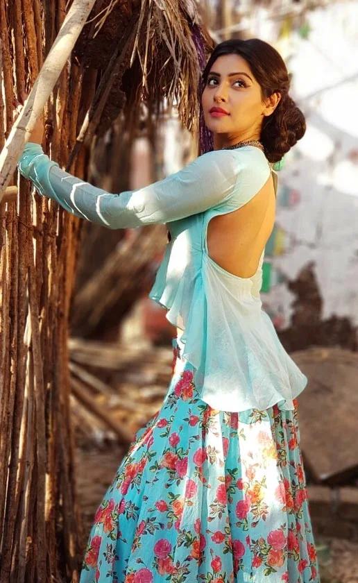 yukti kapoor backless dress hot actress yukti kapoor backless dress hot actress