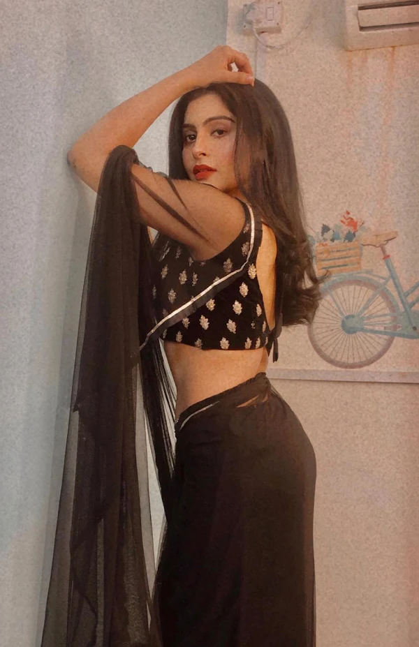 yukti kapoor backless saree hot actress yukti kapoor backless saree hot actress