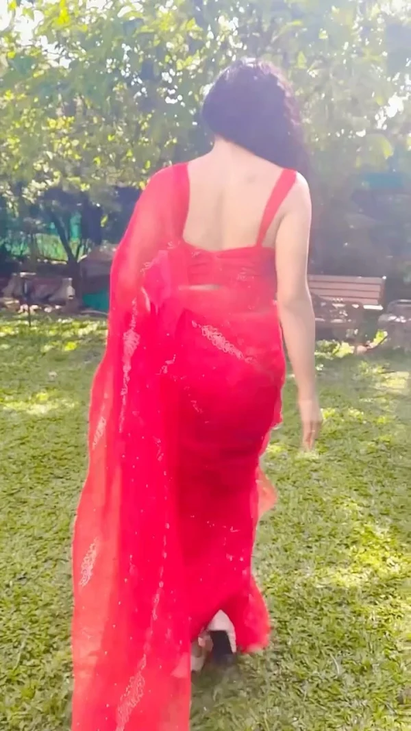 yukti kapoor backless saree hot actress yukti kapoor backless saree hot actress