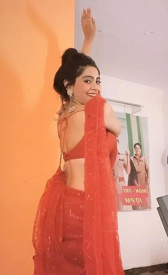 yukti kapoor backless saree hot actress yukti kapoor backless saree hot actress