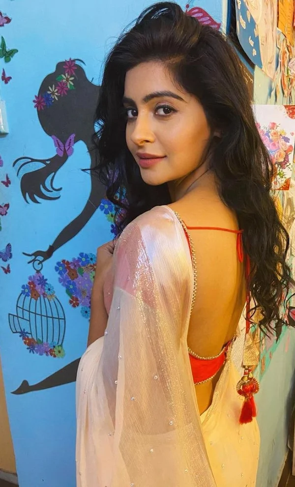 yukti kapoor backless saree hot actress yukti kapoor backless saree hot actress