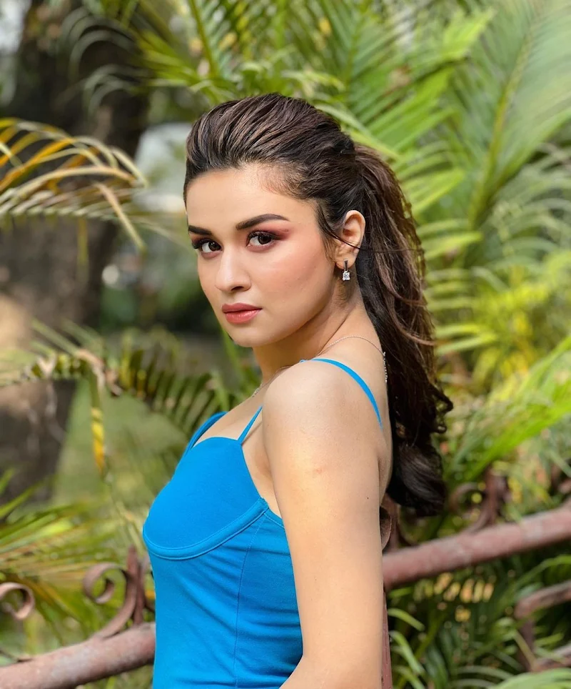 Avneet Kaur cleavage blue dress