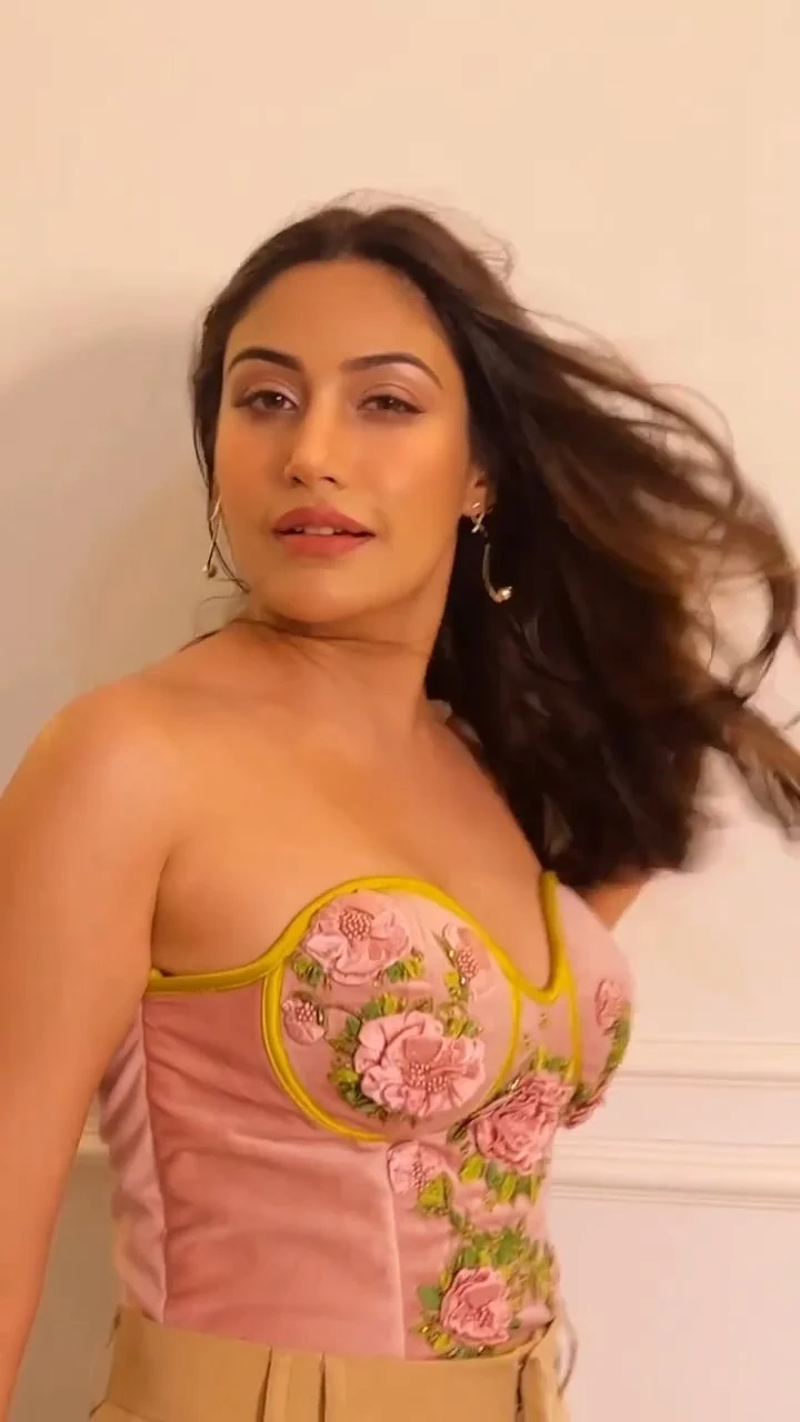 Surbhi Chandna cleavage hot tv actress