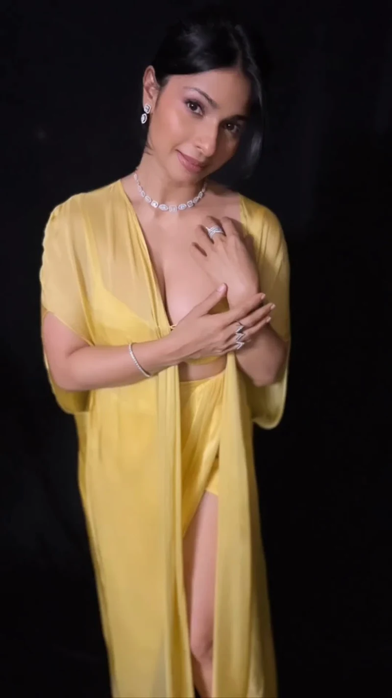 Tanishaa Mujherji cleavage legs yellow outfit Tanishaa Mujherji cleavage legs yellow outfit