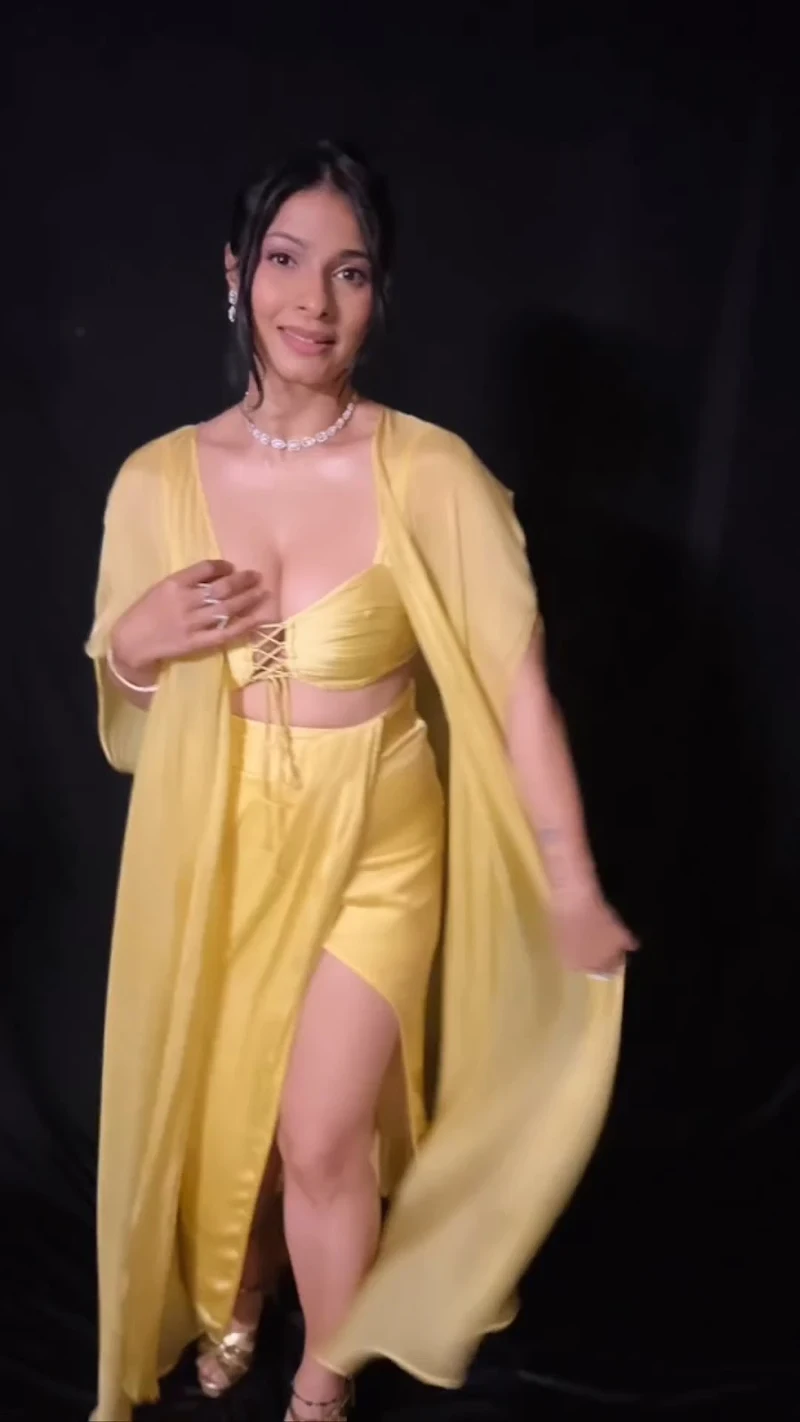 Tanishaa Mujherji cleavage legs yellow outfit Tanishaa Mujherji cleavage legs yellow outfit