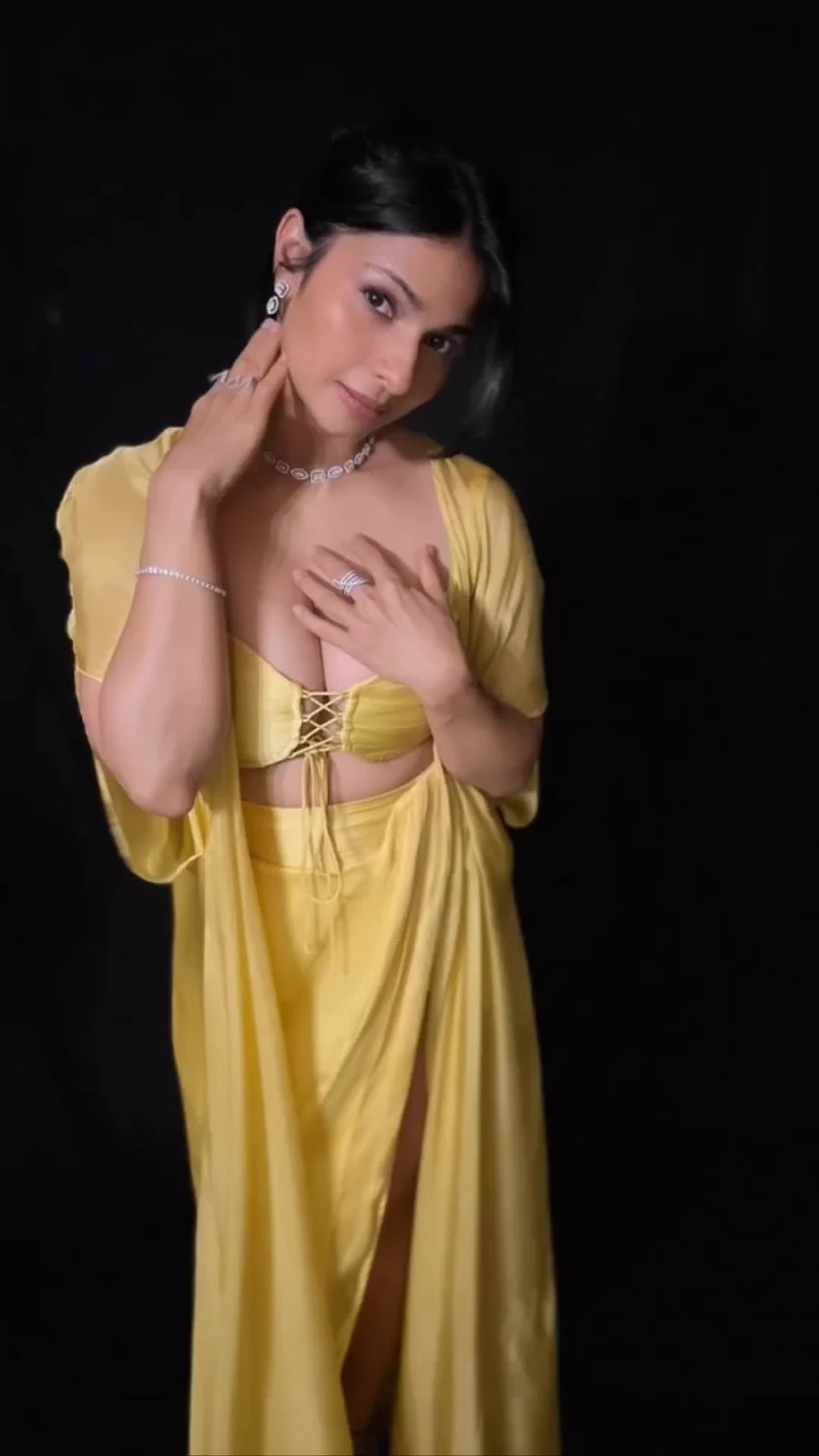 Tanishaa Mujherji cleavage legs yellow outfit Tanishaa Mujherji cleavage legs yellow outfit