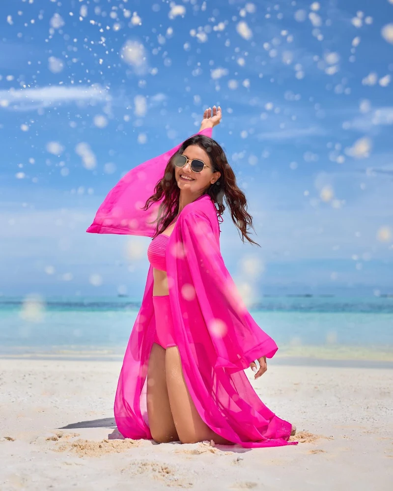 aamna sharif pink bikini sexy legs back aamna sharif pink bikini sexy legs back