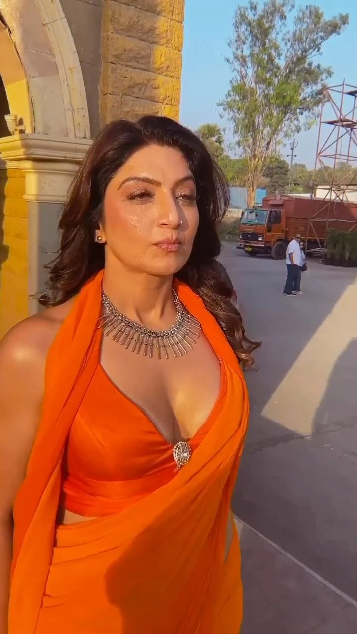 Aartii Naagpal saree cleavage curvy actress Aartii Naagpal saree cleavage curvy actress