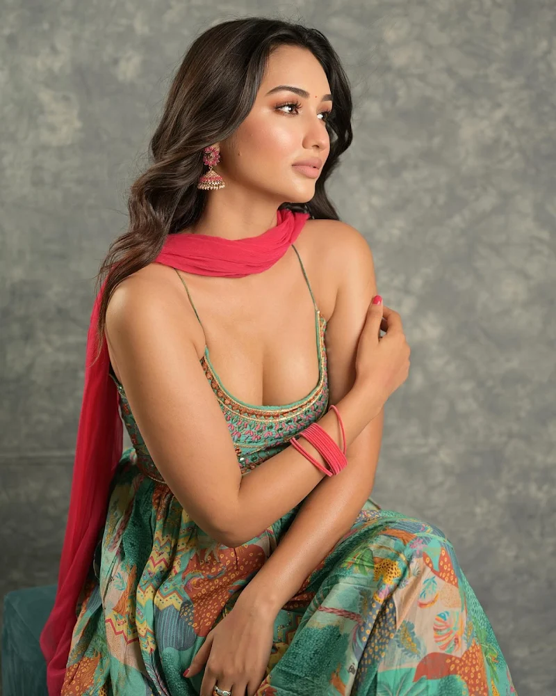 akanksha sharma cleavage indian suit