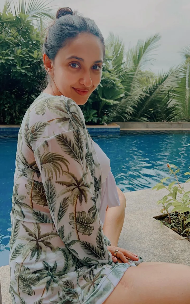 Aksnsha Ranjan Kapoor cleavage curvy bikini actress Aksnsha Ranjan Kapoor cleavage curvy bikini actress