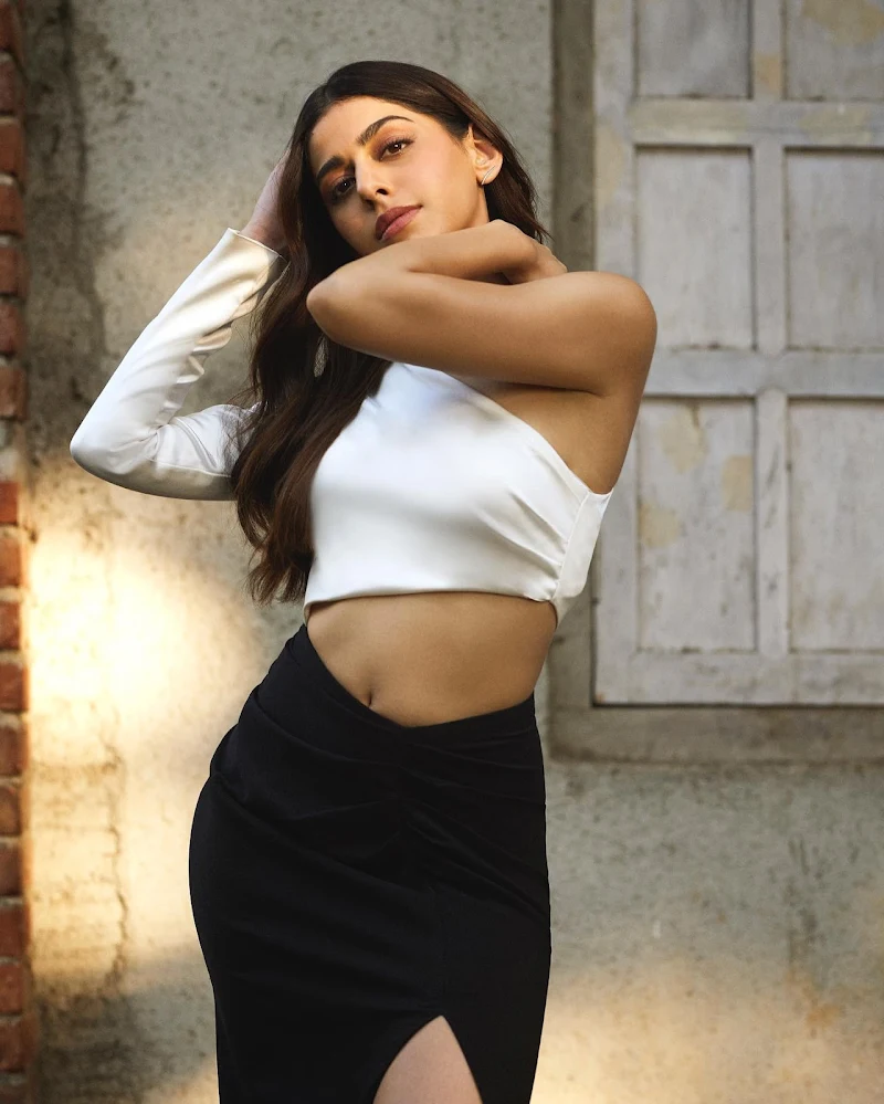 alaya f white top black high slit skirt slim figure alaya f white top black high slit skirt slim figure