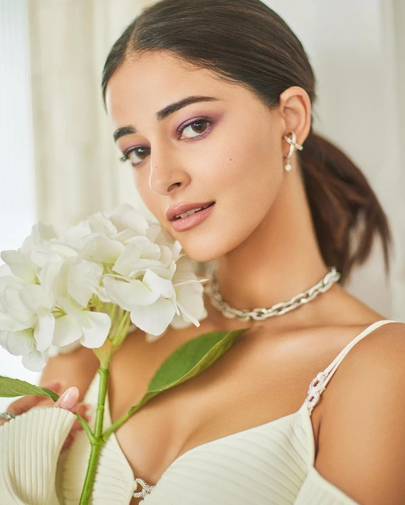 Ananya Panday sexy legs short white outfit