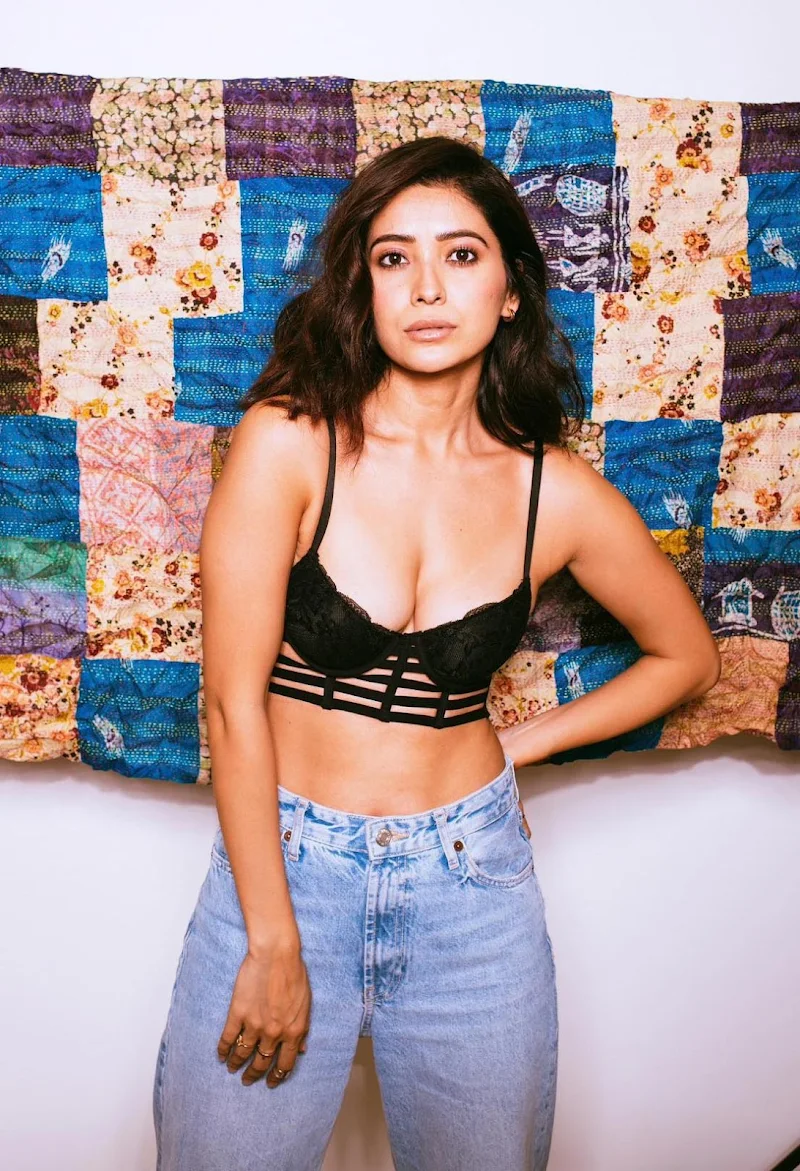 asha negi cleavage black bra jeans asha negi cleavage black bra jeans